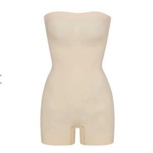 SKIMS SEAMLESS SCULPT STRAPLESS SHORTIE BODYSUIT SAND MEDIUM